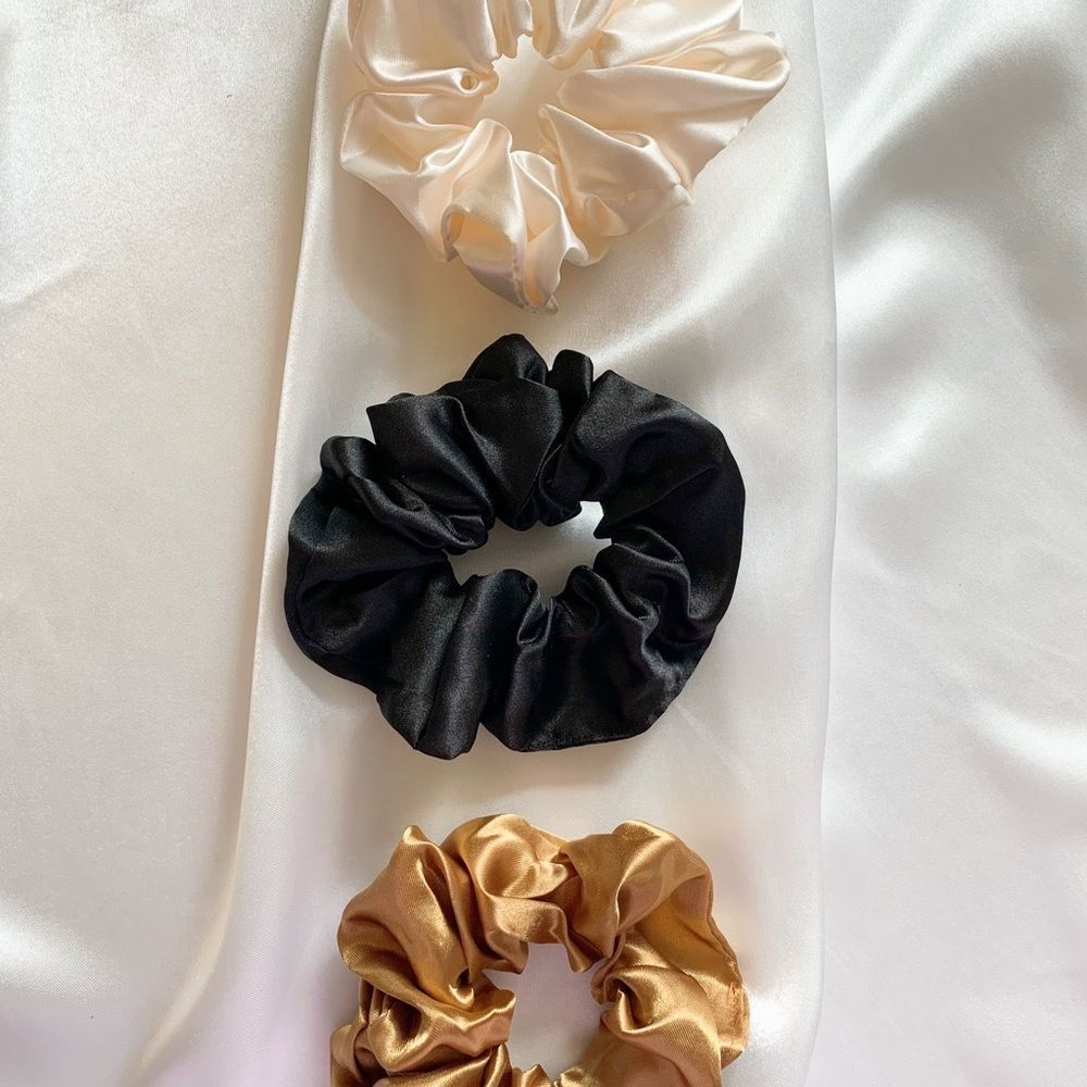 TULIPE Oversized Classic Satin Scrunchie - 1 Piece